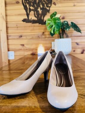 Life Stride Women's Nude Beige Mid Heel Pumps